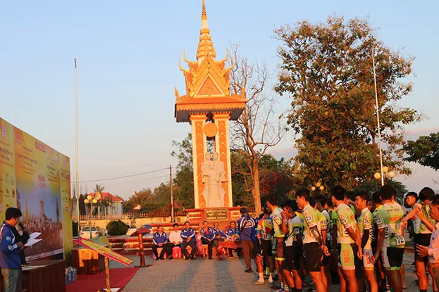 16. Đoàn đua trao thưởng tại địa điểm lịch sử, đài tưởng niệm quân tình nguyện Việt Nam tại Stung Treng, Campuchia