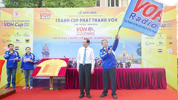 Phó Chủ tịch Thường trực UBND TP Lê Thanh Liêm trao cờ lệnh xuất phát cho Ban tổ chức giải