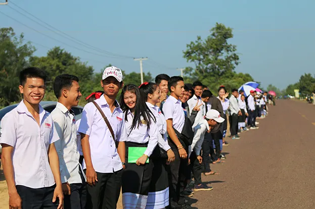24. Những nụ cười tỏa nắng của các bạn học sinh trên đất Lào chờ đón đoàn đua ngay cửa khẩu Nongnok Khiên