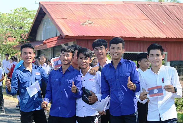 25. Những nụ cười tỏa nắng của các bạn thanh niên học sinh trên đất Lào chờ đón đoàn đua