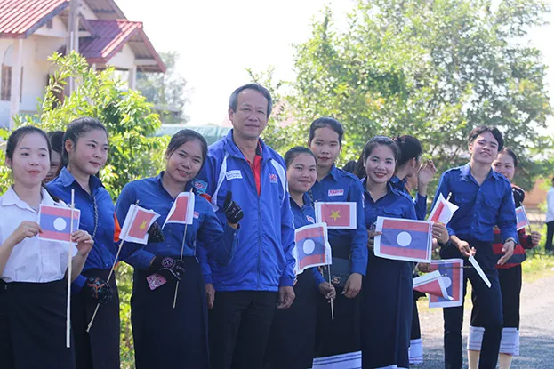 Trưởng Ban Tổ chức cuộc đua Lê Công Đồng cùng các thanh niên, cổ động viên Champasak chờ đón đoàn đua