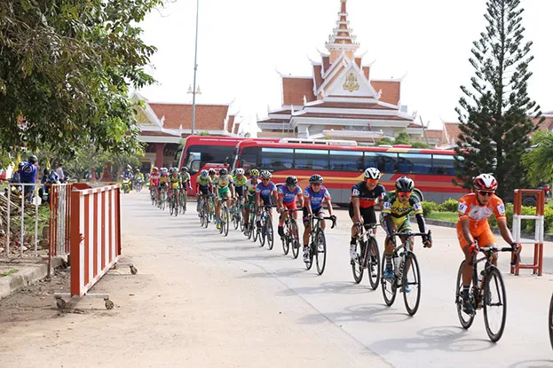 Đoàn đua qua cửa khẩu Mộc Bài (Việt Nam) xuyên cửa khẩu Bavet (Campuchia)
