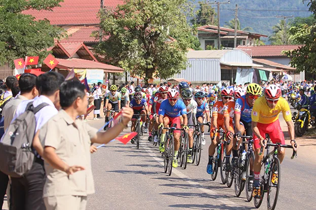 Người hâm mộ Lào vẫy cờ Việt Nam chào đón đoàn đua khi vào thủ đô Viêng chăn