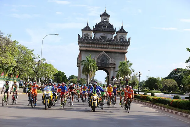 Đoàn đua diễu hành qua Patuxay Park, thủ đô Viêng chăn của Lào 1