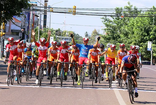 Đoàn đua giơ tay chào khi hoàn tất chặng đua cuối tại Viêng chăn, như lời cảm ơn cho những tình cảm của người hâm mộ nước bạn Lào