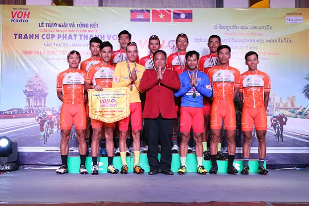 Đội Anh văn Hội Việt Mỹ TPHCM đoạt á quân đồng đội, cùng 2 danh hiệu áo vàng, áo xanh xuất sắc (3)