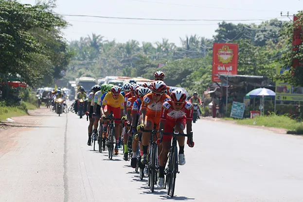 Các tay đua trên đường đến Phnôm Pênh