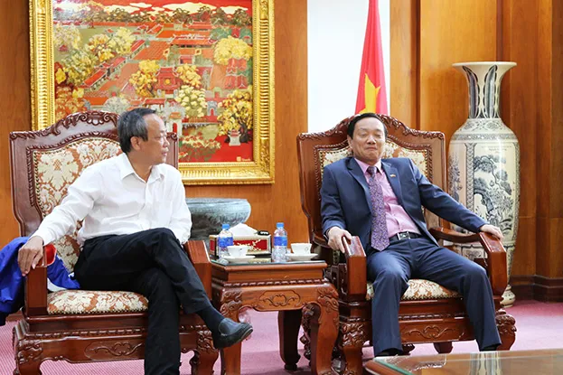 Đại sứ Nguyễn Bá Hùng (phải), đại sứ Việt Nam tại Lào trao đổi cùng lãnh đạo VOH
