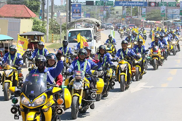 8. Đoàn mô-tô bảo vệ lộ trình chào hoàn thành nhiệm vụ chặng đua đến Phnôm Penh