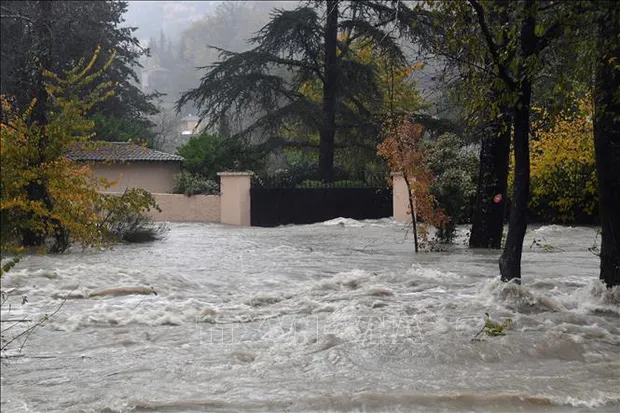 Pháp: Mưa lớn gây ngập lụt nghiêm trọng, 2 người thiệt mạng