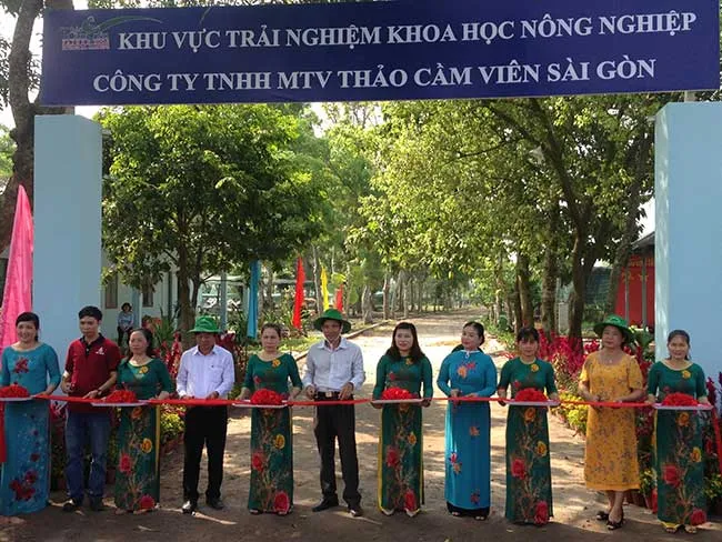 Các đại biểu cắt băng khánh thành khu vực trải nghiệm Khoa học nông nghiệp tại công viên Sài Gòn Safari - Củ Chi 