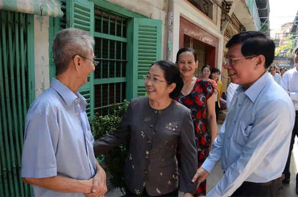 Phó Bí thư Thành ủy Võ Thị Dung trao đổi với người dân đang sinh sống tại chung cư 43 Bình Tây.