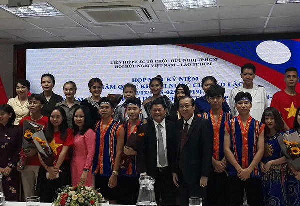  Các đại biểu chụp hình tại lễ kỷ niệmBuổi lễ cũng kỷ niệm 35 năm thành lập Hội hữu nghị Việt Nam-Lào TPHCM.