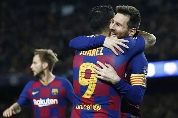 Messi kiến tạo dường chuyền giúp Suarez ghi bàn mở tỉ số cho trận đấu.