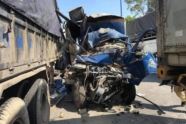 Xe container tông loạt xe chờ đèn đỏ trên xa lộ Hà Nội, 2 người thương vong