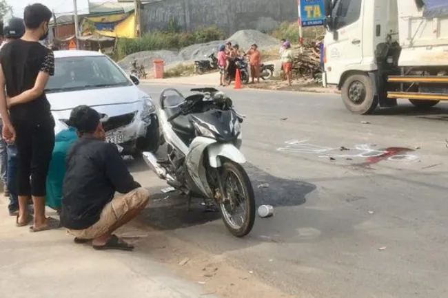 Tin tức tai nạn giao thông ngày 3/12: Xe máy va chạm liên hoàn với ôtô, khiến 2 vợ chồng thương vong
