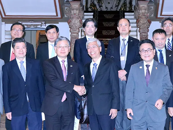 Phó Chủ tịch Võ Văn Hoan,và ông Yoshiki Onoi cùng các  thành viên trong đoàn