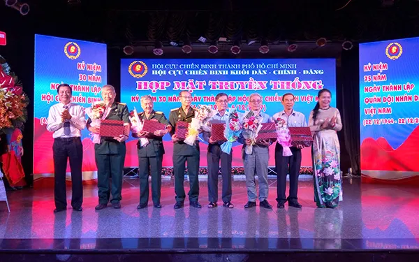 Lãnh đạo Đảng ủy Khối Dân Chính Đảng trao kỷ niệm chương, quà cho lãnh đạo, cán bộ Hội Cựu chiến binh Khối Dân - Chính - Đảng các thời kỳ.