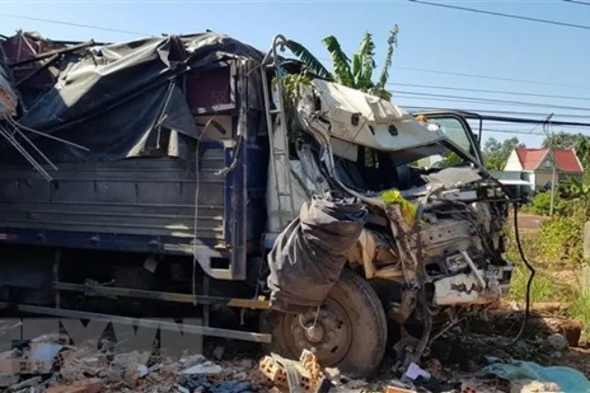 Tin tức tai nạn giao thông hôm nay 7/12/2019: Xe tải tông sập nhà dân, gia đình 5 người thoát nạn