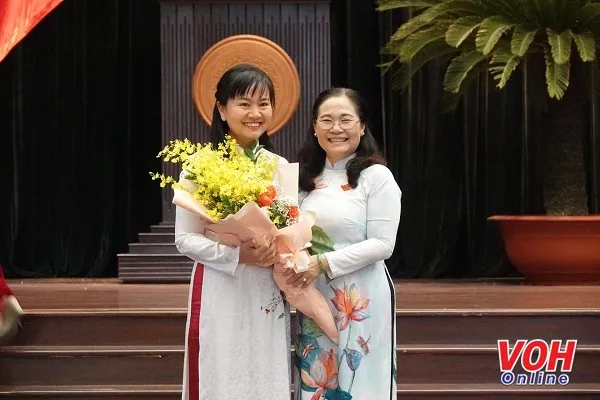 Bà Nguyễn Thị Lệ- Chủ tịch Hội đồng nhân dân Thành phố trao hoa chúc mừng bà Phạm Quỳnh Anh-Phó Trưởng ban Pháp chế Hội đồng nhân dân Thành phố
