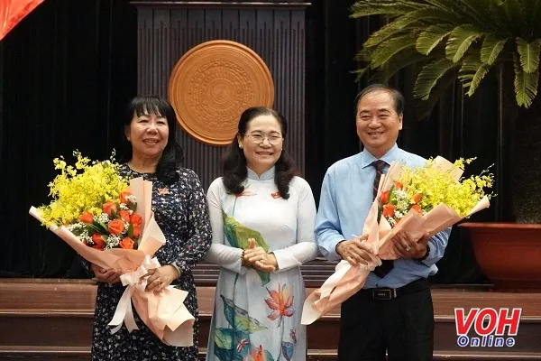 Bà Nguyễn Thị Lệ- Chủ tịch Hội đồng nhân dân Thành phố trao hoa cho ông Trương Lâm Danh và bà Thi Thị Tuyết Nhung