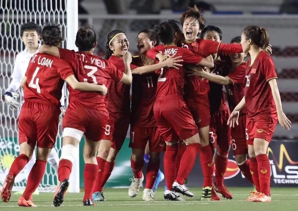 Các nữ tuyển thủ Việt Nam vui mừng sau khi giành chiến thắng trước Thái Lan. 