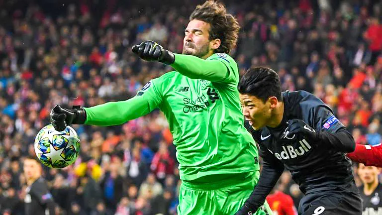 Thủ thành Alisson, người hùng của Liverpool trong trận đấu