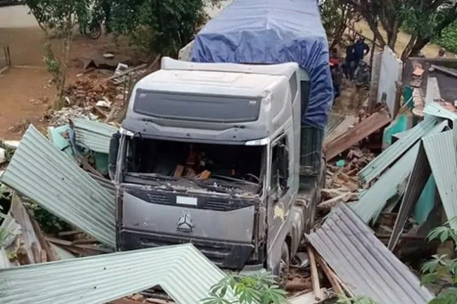 Tin tức tai nạn giao thông hôm nay 11/12/2019: Xe container tông sập nhà dân lúc nửa đêm