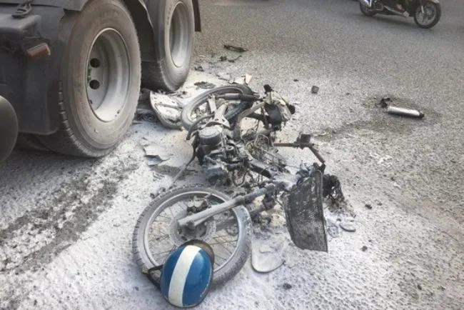 Tin tức tai nạn giao thông hôm nay 12/12/2019: Va chạm xe container, xe máy bị kéo lê cháy trơ khung