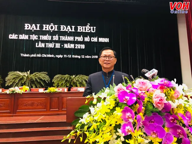 Ông Tăng Cẩm Vinh – Phó trưởng Ban dân tộc TPHCM báo cáo tại Đại hội đại biểu các dân tộc thiểu số Thành phố lần thứ III – năm 2019.