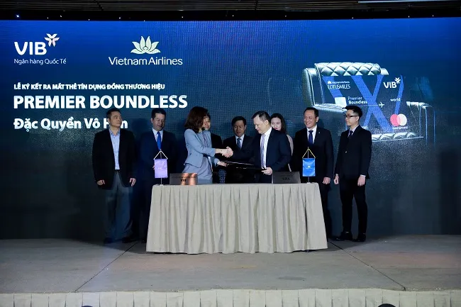 Ra mắt dòng thẻ bay đặc quyền Premier Boundless: Mua vé Vietnam Airlines trả góp 0% lãi suất 3
