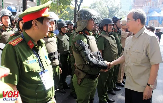 Bí thư Thành ủy TPHCM Nguyễn Thiện Nhân dự cuộc diễn tập xử lý tình huống an ninh trật tự trên địa bàn thành phố. 