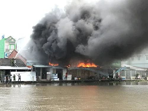 Hỏa hoạn thiêu rụi cửa hàng điện máy lớn nhất ở chợ Phước Long (Bạc Liêu)