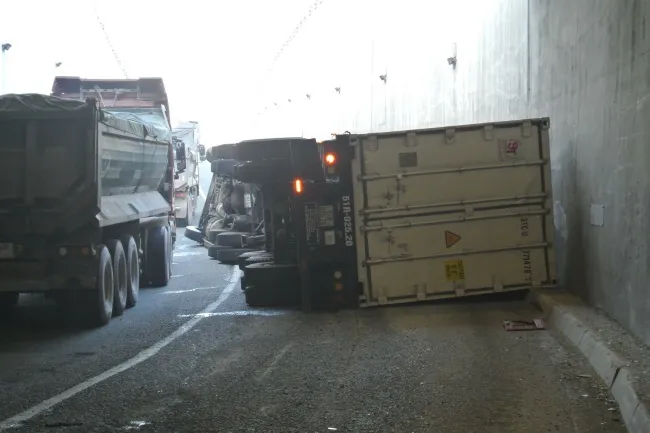 Tin tức tai nạn giao thông hôm nay 17/12/2019: Xe container lật ngang trong hầm chui ngã tư Vũng Tàu