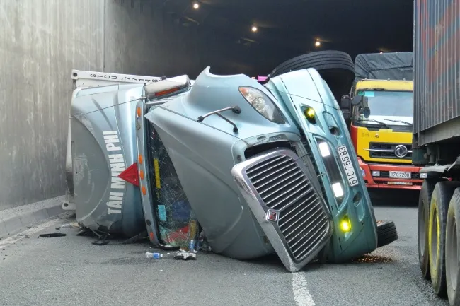 Tin tức tai nạn giao thông hôm nay 17/12/2019: Xe container lật ngang trong hầm chui ngã tư Vũng Tàu