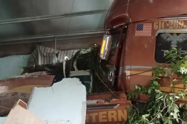 Tin tức tai nạn giao thông hôm nay 18/12/2019: Kinh hoàng 2 xe tải tranh đường đâm sập nhà dân 