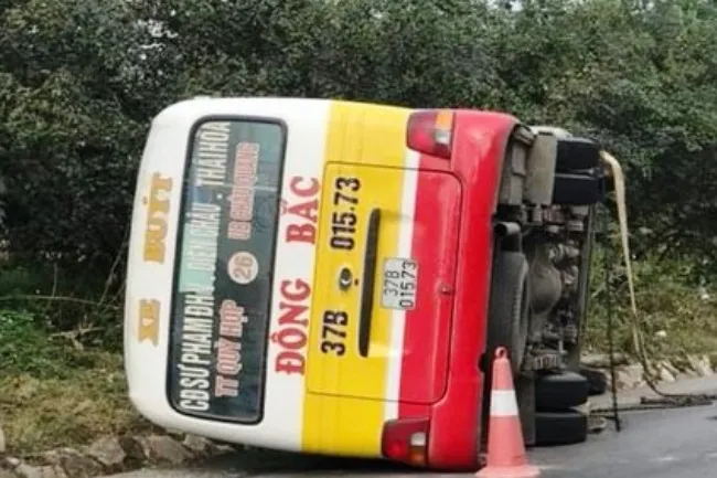 Tin tức tai nạn giao thông ngày 19/12: Xe buýt lật nhào, nhiều hành khách cạy cửa kêu cứu