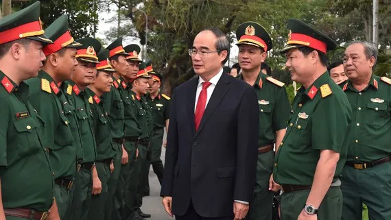 Bí thư Thành ủy TPHCM Nguyễn Thiện Nhân thăm hỏi cán bộ Trung đoàn Gia Định