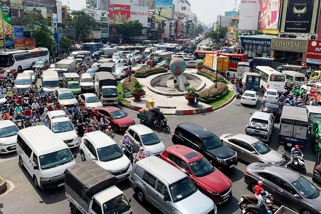 Kẹt xe nhiều giờ trên tuyến đường cửa ngõ sân bay Tân Sơn Nhất