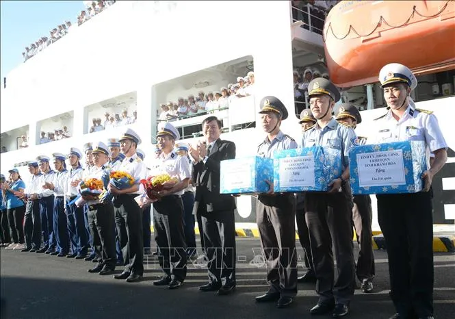 Lãnh đạo tỉnh Khánh Hòa tặng quà cho các tàu đi công tác Trường Sa.