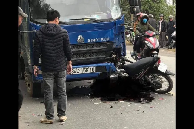 Tin tức tai nạn giao thông hôm nay 23/12/2019: Container đâm xe máy lọt gầm, 1 người nguy kịch