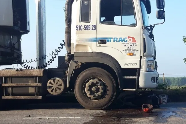 Tin tức tai nạn giao thông hôm nay 23/12/2019: Container đâm xe máy lọt gầm, 1 người nguy kịch
