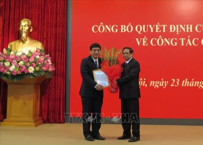 Đồng chí Phạm Minh Chính trao quyết định đồng chí Nguyễn Đắc Vinh.