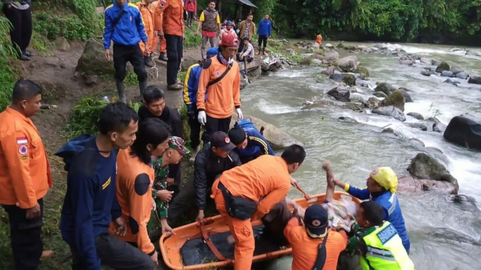 Indonesia: Xe buýt rơi xuống vực, hàng chục người thương vong