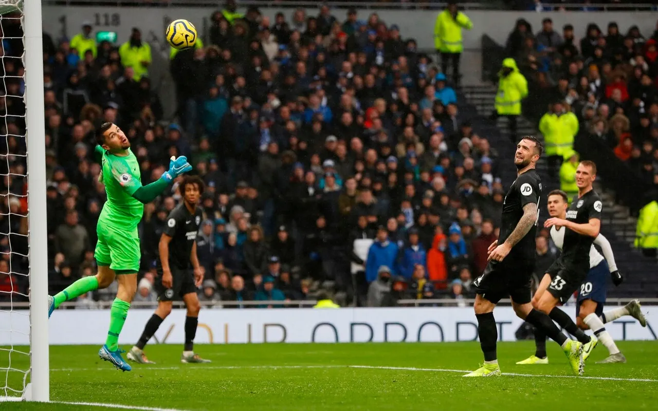 Delle Alli ghi bàn nâng tỷ số lên 2-1 cho Tottenham.