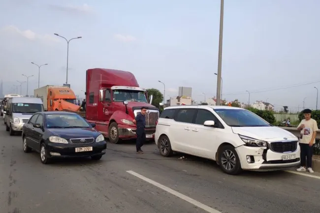 Tin tức tai nạn giao thông hôm nay 26/12/2019: Xe container tông liên hoàn trên đường dẫn cao tốc
