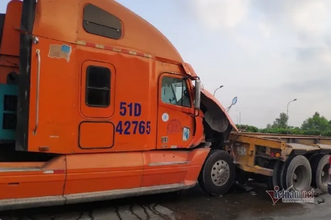Tin tức tai nạn giao thông hôm nay 26/12/2019: Xe container tông liên hoàn trên đường dẫn cao tốc