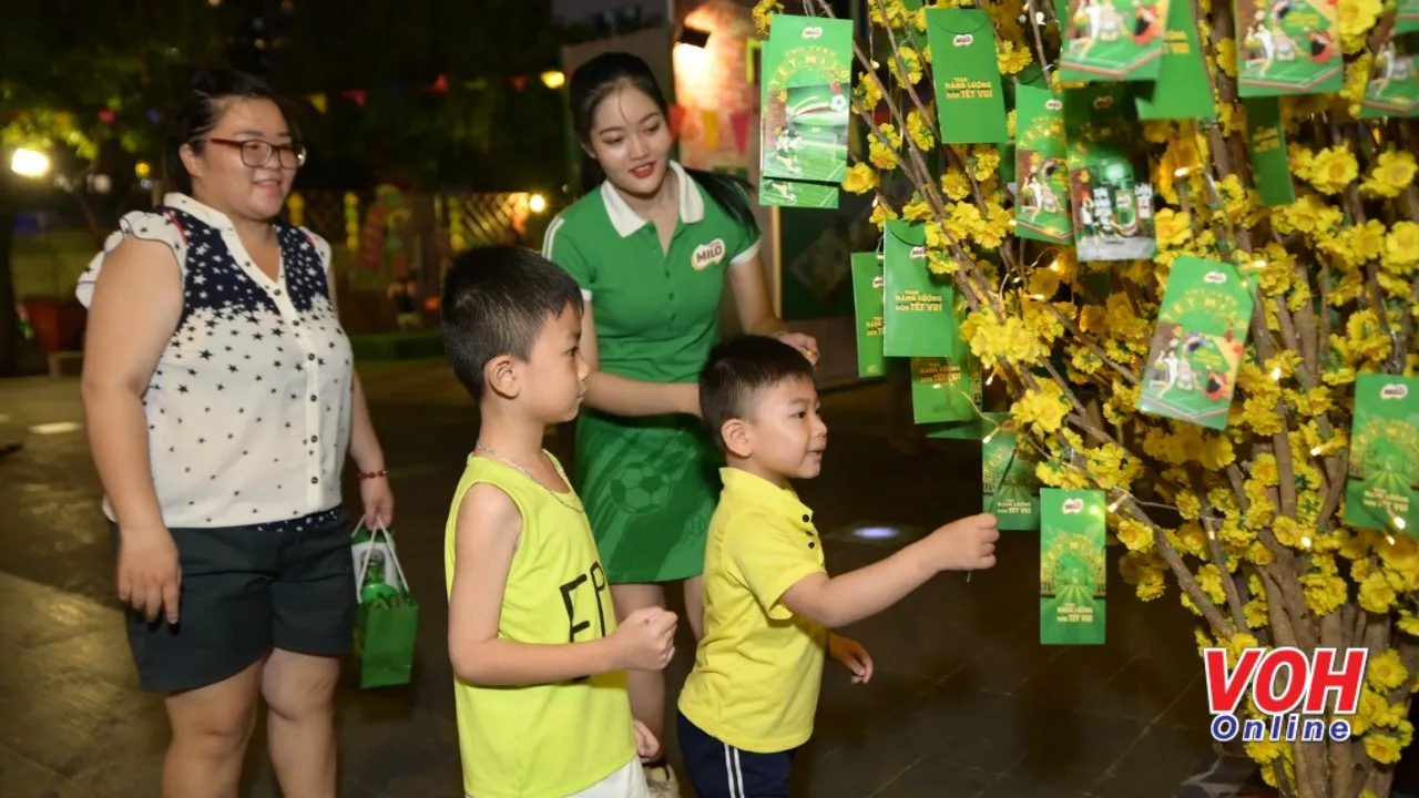 Các em nhỏ tham gia trải nghiệm tại Thị trấn Tết Việt