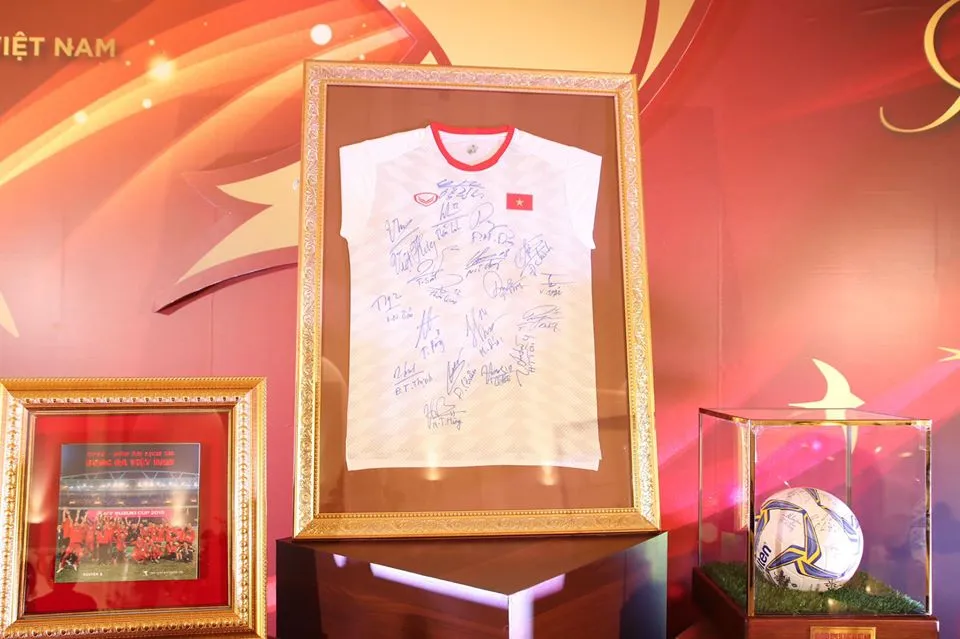 Bộ sưu tập có chữ ký đội tuyển Việt Nam được bán đấu giá 1 tỷ đồng