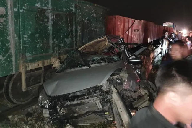Tin tức tai nạn giao thông hôm nay 29/12/2019: Kẹt giữa đường ray tàu hỏa, tài xế và phụ xe tử vong 